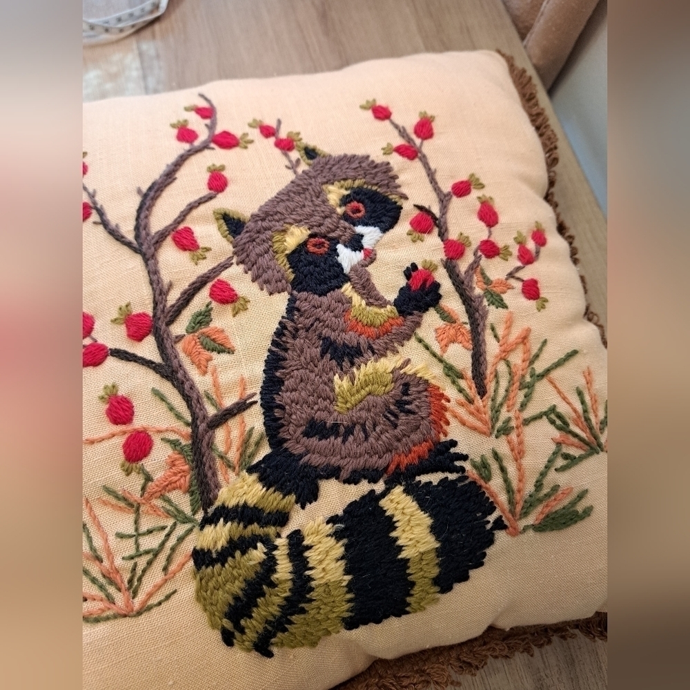 LEEWARDS Winsome Raccoon Pillow Vintage 1975 Cottagecore - Picture 2 of 5